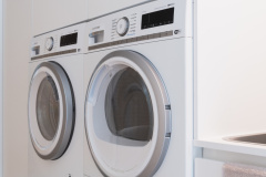 Nostetut pyykinpesukone ja kuivausrumpu parantavat työergonomiaa
