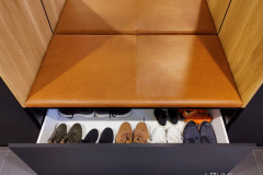 Istuintason alalpuolella olevaan laatikkoon sopii useammat kenkäparit