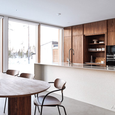 Pähkinäkeittiö Luonto ruokapöydän kanssa