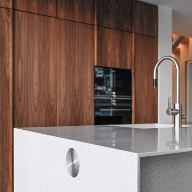 Integroitu pistorasia ARKKIkomposiitti -saarekkeen päädyssä