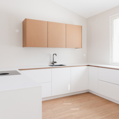 Valkoisessa keittiössä on Luonto yläkaapit