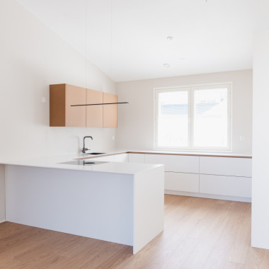 Valkoisessa keittiössä on Luonto yläkaapit