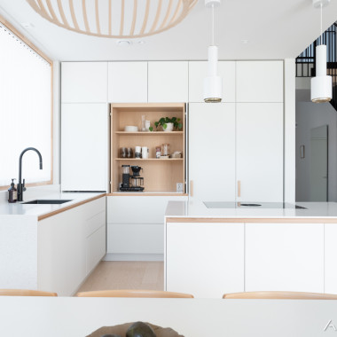 Puu tuo lämpöä valkoiseen keittiöön