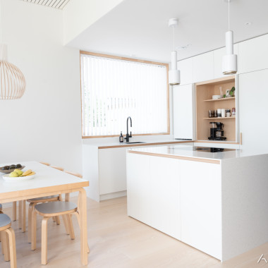 Keittiössä on eri ilme aamiaiskaapin ollessa auki