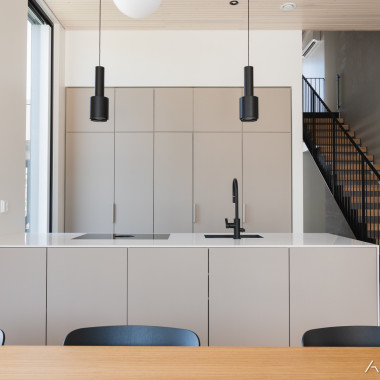 Rauhallinen greige keittiö