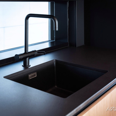 Altapäin asennettu allas ja ikkunaan saakka ulottuva taso