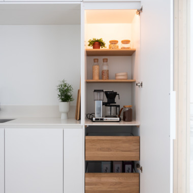 Aamiaiskaappi automaattisella sisävalolla ja tammisilla yksityiskohdilla