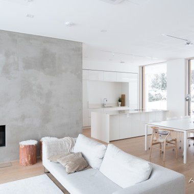 Upeasti taustaan uppoutuva keittiö