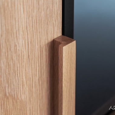 Puinen vedin viimeistelee puisen oven