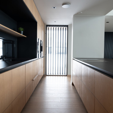 Luonnollinen tammensävy ja musta sopii upeasti yhteen