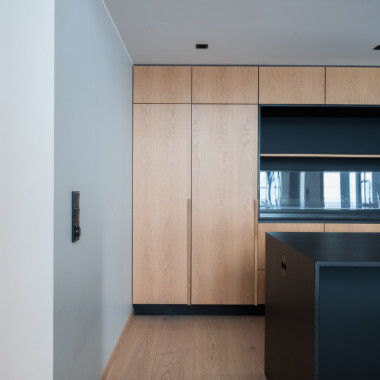 Tammisilla ovilla varustettu keittiö