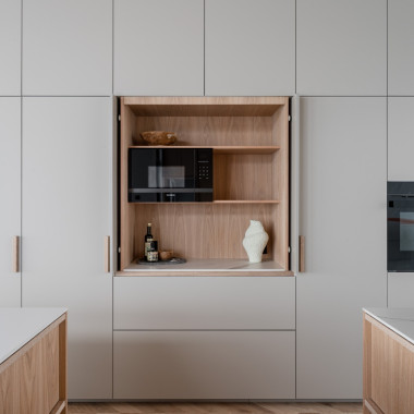 Aamiaiskaappi kalusteseinällä