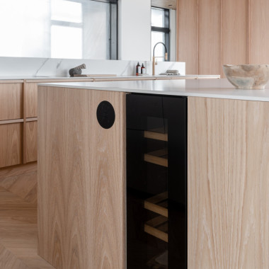 Viinikaappi saarekkeessa