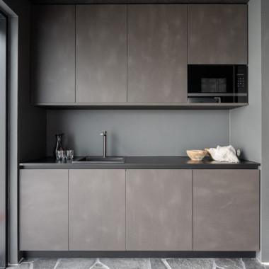 Saunarakennuksen tunnelmallinen keittiö