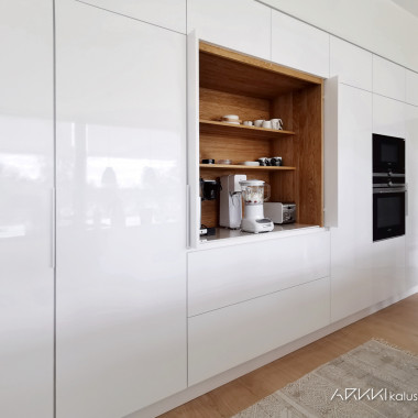 Kiiltävänvalkoinen keittiö