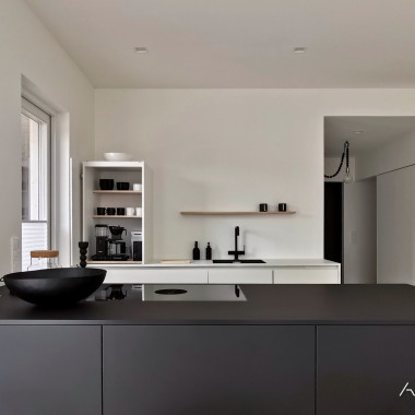 Avara keittiö aamiaiskaapilla