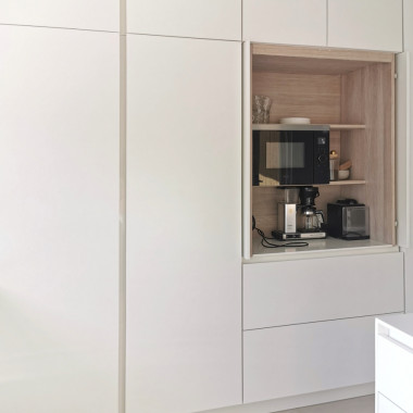 Keittiön ilmettä saa muutettua avaamalla aamiaiskaapin