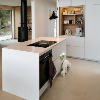 Saumaton ARKKIkomposiitti -taso ja päädyt kehystää saarekeen