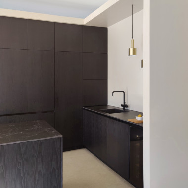 Tässä keittiössä pienkoneet piilossa