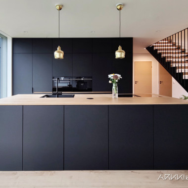 Tammi tuo lämpöä mustaan keittiöön