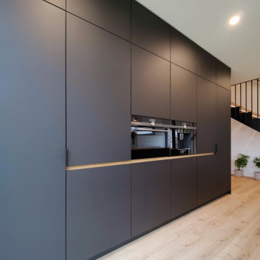 Kahvikone ja uuni kalusteseinällä