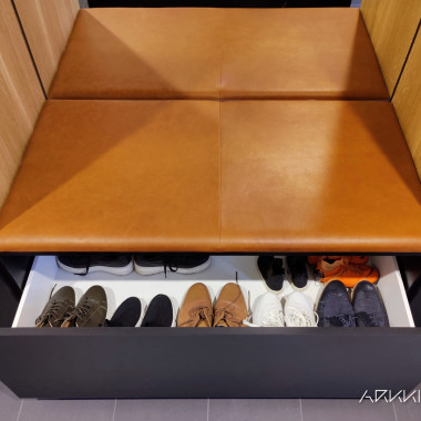Istuintason alalpuolella olevaan laatikkoon sopii useammat kenkäparit