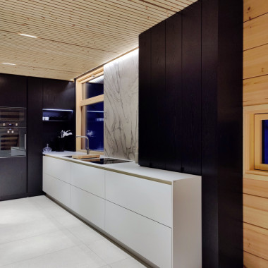 Keittiökokonaisuus toteutettu lattiasta kattoon