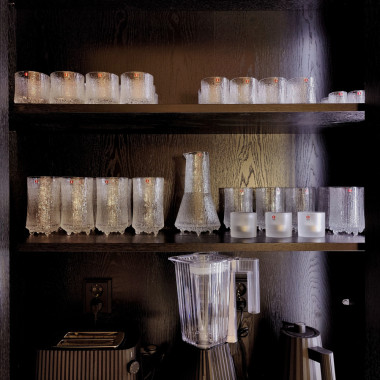 Puolisyvä kaappi kätkee sisäänsä astioiden lisäksi keittiön pienkoneet