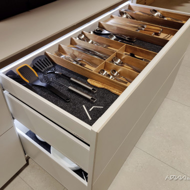 Laatikot on pinnoitettu keraamisilla laatoilla