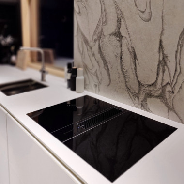 Keraamiseen tasoon huullettu liesi