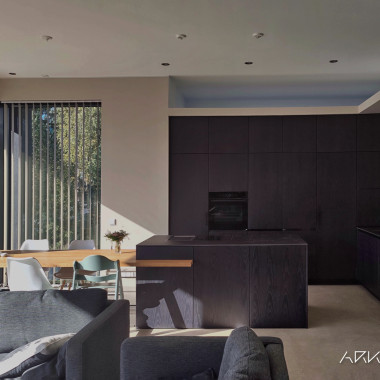 Moderni keittiö ruokapöydän ja saarekkeen yhdistelmällä