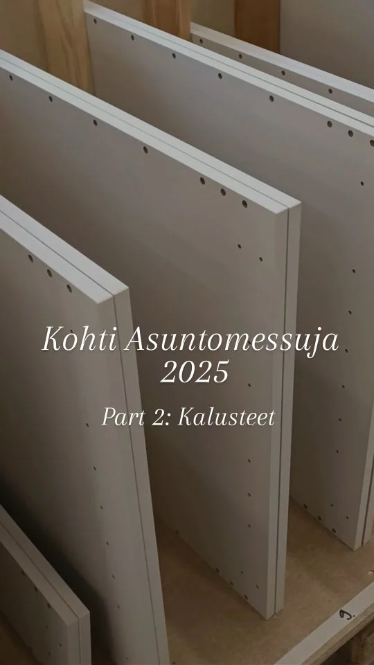 Kesän Asuntomessukohteen @villapryka kalusteet ovat valmiina asennusta varten. Tässä pieni kurkistus kulissien taakse – tehtaallemme, jossa kalusteet syntyvät. 🤎 #asuntomessut #asuntomessut2025 #asuntomessutoulussa #arkkikaluste #kiintokalusteet #mittatilauskalusteet #mittatilauskaluste #suomalaistakäsityötä #madeinfinland #designfromfinland